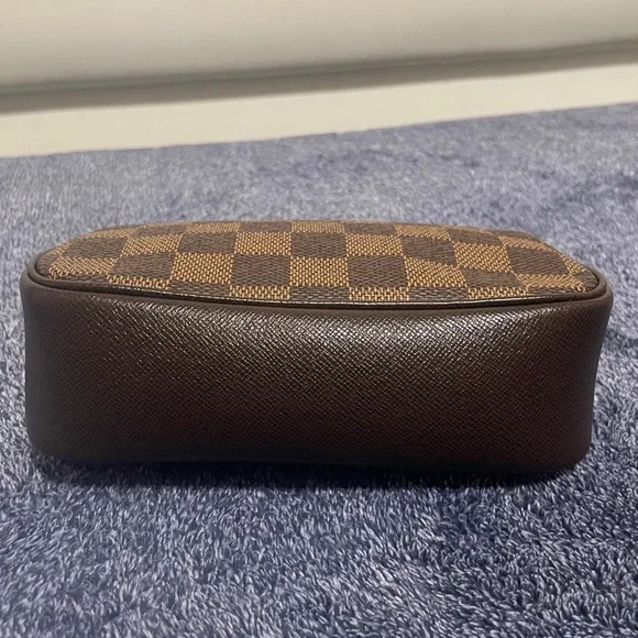 Louis Vuitton Damier Pouch - Picture 5 of 15